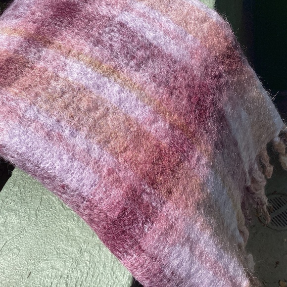 DONEGAL DESIGN THROW. PURPLES/ LAVENDERS. NEW - Picture 6 of 10